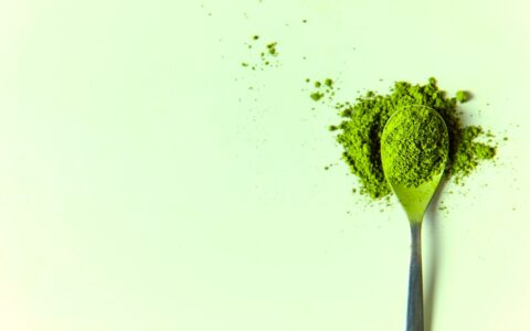 spirulina powder on spoon