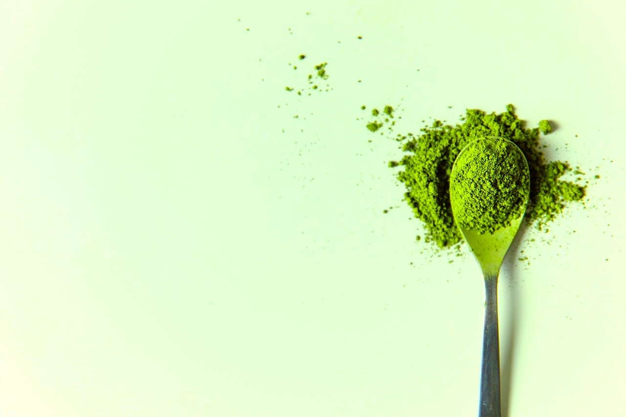 spirulina powder on spoon