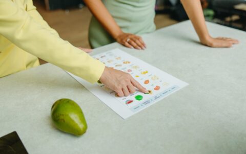 Nutritionist coaching a client